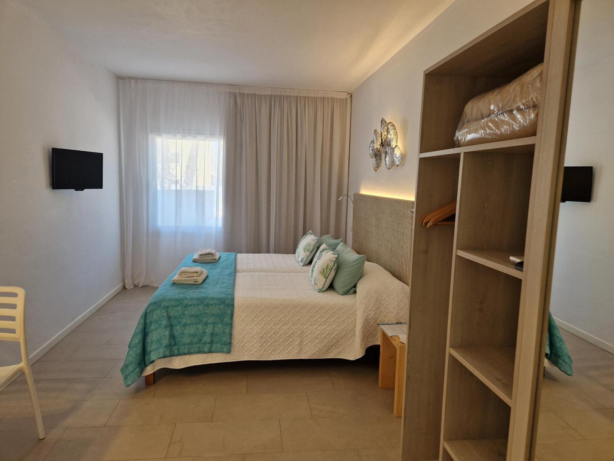 Apartamentos Costamar II Es Pujols Exteriör bild