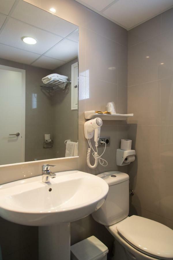 Apartamentos Costamar II Es Pujols Exteriör bild